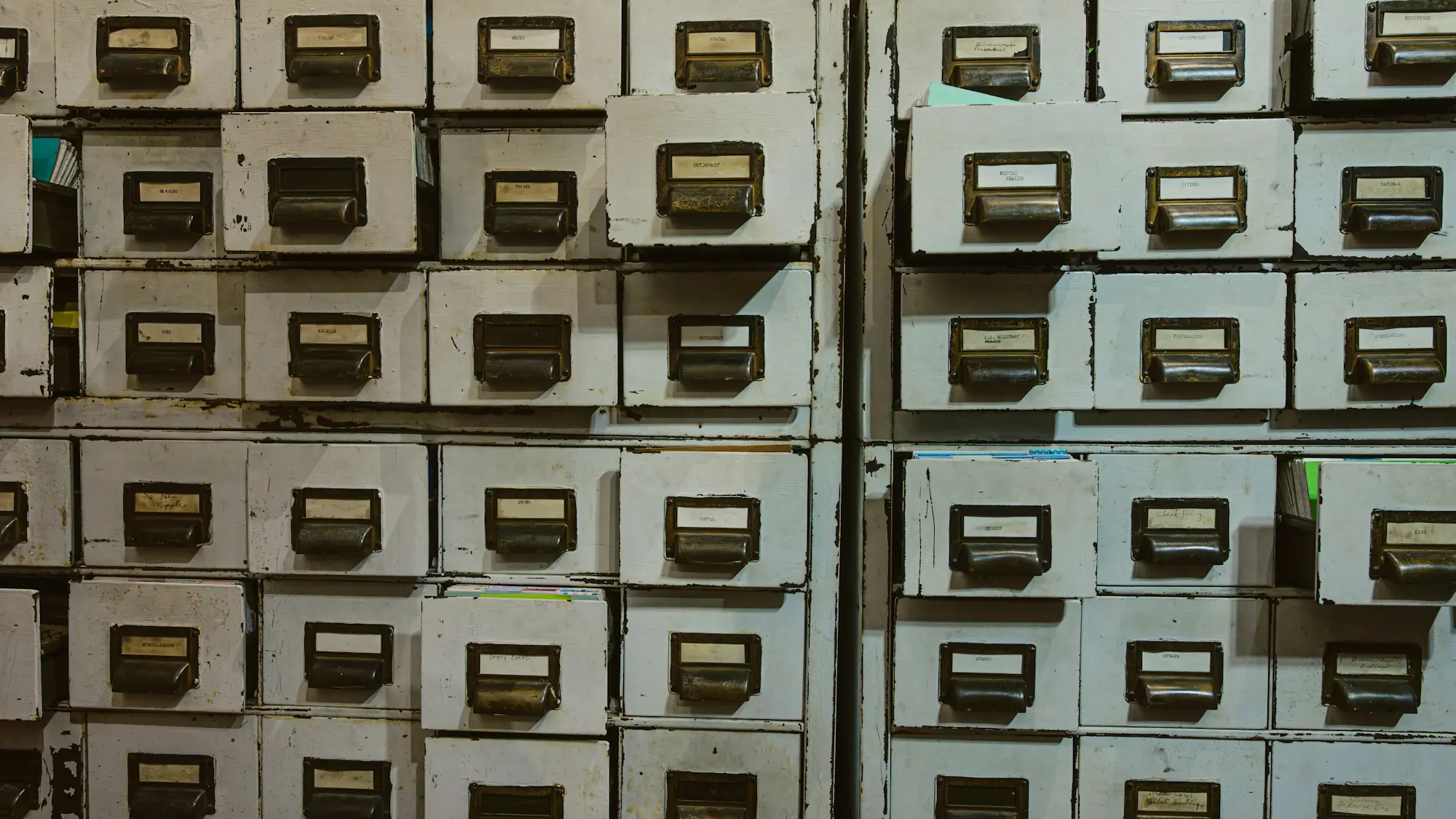 Archivador antiguo con decenas de cajones etiquetados
